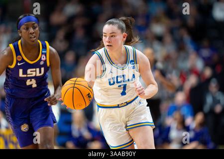 Die UCLA Bruins-Garde Elina Aarnisalo (7) fährt am 31. März 2025 während des NCAA Tournament Basketballspiels Round of Acht in der Spokane Arena an der LSU Lady Tigers Guard Flau'Jae Johnson (4) vorbei. Die UCLA Bruins besiegte die LSU Tigers 72-65 und erreichte damit die Final Four. (Jameel Pugh/Bild des Sports) Stockfoto