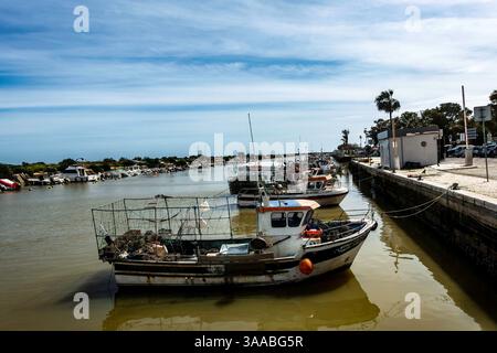 Kleine Fischerboote, die am Kai in Olháo, Portugal, ankern. Stockfoto