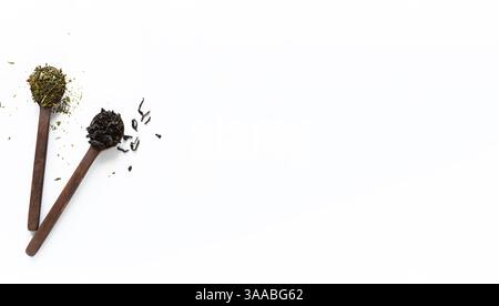 Schwarze und grüne Tees mit losen Blättern in Holzlöffeln isoliert auf weißem Hintergrund, Draufsicht mit Kopierraum Stockfoto