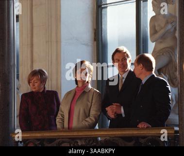 23. April 2007 - Moskau, Russland - der ehemalige russische Präsident Boris Jelzin (1. Februar 1931 C 23. April 2007) ist heute im Alter von 76 Jahren gestorben. Jelzin wurde Russlands erster demokratisch gewählter Präsident der Russischen Föderation, nachdem Michail Gorbatschow im Dezember 1991 als sowjetischer Führer zurücktrat. IM BILD: Der russische Präsident Wladimir Putin mit suprugoj Ljudmila und der britische Premierminister Toni Blair mit suprugoj Sheri während des Besuchs der Eremitage. Es war der erste Besuch des größten westlichen Führers in Russland seit dem Rücktritt von Boris Jelzin. (Kreditbild: © Ph Stockfoto