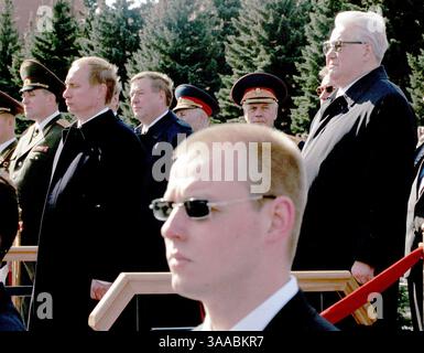 23. April 2007 - Moskau, Russland - der ehemalige russische Präsident Boris Jelzin (1. Februar 1931 C 23. April 2007) ist heute im Alter von 76 Jahren gestorben. Jelzin wurde Russlands erster demokratisch gewählter Präsident der Russischen Föderation, nachdem Michail Gorbatschow im Dezember 1991 als sowjetischer Führer zurücktrat. IM BILD: Präsident Wladimir Putin und Boris Jelzin überprüfen die Truppenveteranen im Roten Gebiet. (Kreditbild: © PhotoXpress/ZUMA Press) EINSCHRÄNKUNGEN: NUR Rechte in Nord- und Südamerika Stockfoto