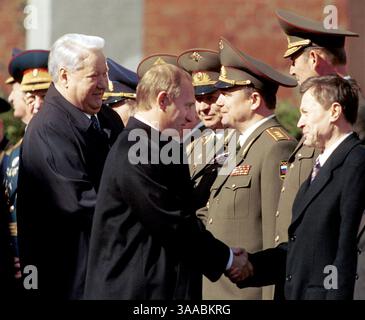 23. April 2007 - Moskau, Russland - der ehemalige russische Präsident Boris Jelzin (1. Februar 1931 C 23. April 2007) ist heute im Alter von 76 Jahren gestorben. Jelzin wurde Russlands erster demokratisch gewählter Präsident der Russischen Föderation, nachdem Michail Gorbatschow im Dezember 1991 als sowjetischer Führer zurücktrat. IM BILD: Der russische Präsident Wladimir Putin (rechts) und Boris Jelzin (links) berichten über die Truppen im Roten Gebiet in Moskau. (Kreditbild: © PhotoXpress/ZUMA Press) EINSCHRÄNKUNGEN: NUR Rechte in Nord- und Südamerika Stockfoto