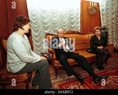 23. April 2007 - Moskau, Russland - der ehemalige russische Präsident Boris Jelzin (1. Februar 1931 C 23. April 2007) ist heute im Alter von 76 Jahren gestorben. Jelzin wurde Russlands erster demokratisch gewählter Präsident der Russischen Föderation, nachdem Michail Gorbatschow im Dezember 1991 als sowjetischer Führer zurücktrat. IM BILD: Der Ex-Präsident Russlands Boris Jelzin mit suprugoj Nainoj (rechts) und Tochter Tatjana Dyachenko (links) vor der Premeroj-Aufführung der Ehe im Theater des Namens Majakovskogo. (Kreditbild: © PhotoXpress/ZUMA Press) EINSCHRÄNKUNGEN: NUR Rechte in Nord- und Südamerika Stockfoto