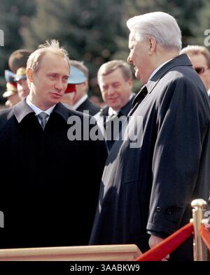 23. April 2007 - Moskau, Russland - der ehemalige russische Präsident Boris Jelzin (1. Februar 1931 C 23. April 2007) ist heute im Alter von 76 Jahren gestorben. Jelzin wurde Russlands erster demokratisch gewählter Präsident der Russischen Föderation, nachdem Michail Gorbatschow im Dezember 1991 als sowjetischer Führer zurücktrat. IM BILD: Der russische Präsident Wladimir Putin (links) und Boris Jelzin (rechts) berichten über die Truppen im Roten Gebiet in Moskau. (Kreditbild: © PhotoXpress/ZUMA Press) EINSCHRÄNKUNGEN: NUR Rechte in Nord- und Südamerika Stockfoto