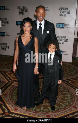 2. Dezember 2006, New York City. Will Smith, Jada Pinkett-Smith und Jaden Smith nehmen am Screening „Pursuit of Happiness“ Teil. (Kreditbild: © Sharkpixs/ZUMA Press) Stockfoto