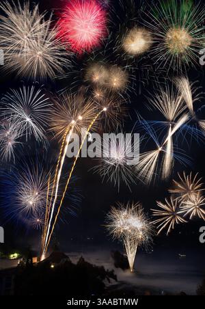Feuerwerk über dem Rhinefall, um traditionell den Schweizerischen Nationalfeiertag am 1. Zu feiern. August jedes Jahres Stockfoto