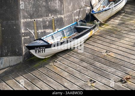 Sheringham, Norfolk, Großbritannien – 27. März 2025. Kleines Fischerboot auf der Betonrutsche am Sheringham Beach an der North Norfolk Coast Stockfoto