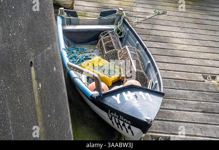 Sheringham, Norfolk, Großbritannien – 27. März 2025. Blick von oben auf ein kleines Fischerboot auf dem Betonrutsch am Sheringham Beach an der Küste von North Norfolk Stockfoto