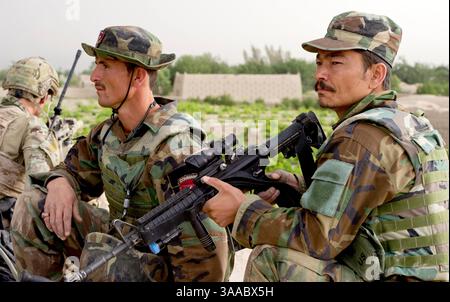 16. Mai 2012 - Gerandai, Kandahar, Afghanistan - Kommandos der afghanischen Nationalarmee des 3. Kommandos Kandak und ein US-Soldat der Spezialkräfte halten während einer Dorferklärungsoperation am 16. Mai 2012 im Dorf Gerandai, Bezirk Panjwai, Provinz Kandahar, Afghanistan, Ausschau nach Taliban-Aufständischen. (Bild: © MC1 Martin Cuaron/Planet Pix via ZUMA Wire) Stockfoto