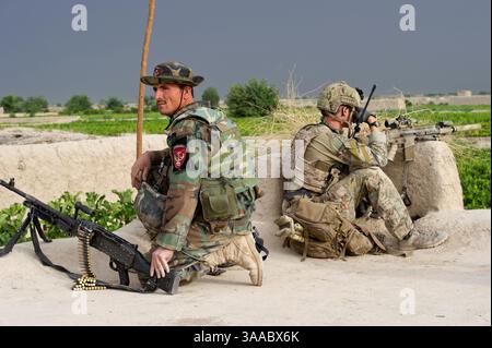 16. Mai 2012 - Gerandai, Kandahar, Afghanistan - Ein US-Soldat und ein afghanisches Nationalarmeerkommando des 3. Kommandos Kandak beobachtet während einer Dorfräumungsoperation am 16. Mai 2012 im Dorf Gerandai, Bezirk Panjwai, Provinz Kandahar, Afghanistan, Taliban-Aufständische. (Bild: © MC1 Martin Cuaron/Planet Pix via ZUMA Wire) Stockfoto