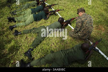 3. März 2015: Matambwe, Tansania - Ein US-Marine mit der Special-Purpose Marine Air-Ground Task Force Crisis Response-Africa hilft einem tansanischen Park-Ranger, während einer Kampfkampfklasse im Selous Game Reserve am 3. März 2015 in Matambwe, Tansania, ein AKM-Sturmgewehr abzuzielen. Die Marines unterrichten tansanische Park Ranger Infanterie-Fähigkeiten wie Patrouillen, Offensive Taktiken, Landnavigation und berittene Operationen, um den illegalen Handel zu bekämpfen. (Kreditbild: © Lcpl. Lucas J. Hopkins/Planet Pix via ZUMA Wire) Stockfoto