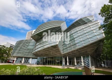 Basel, Schweiz - 04. Juni 2024: Das Gehry-Gebäude der Novartis Pharma AG. Er wurde von Frank O. Gehry entworfen – eine futuristische Struktur aus Glas und Stahl Stockfoto