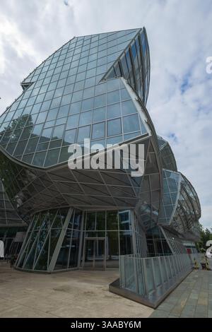 Basel, Schweiz - 04. Juni 2024: Das Gehry-Gebäude der Novartis Pharma AG. Er wurde von Frank O. Gehry entworfen – eine futuristische Struktur aus Glas und Stahl Stockfoto