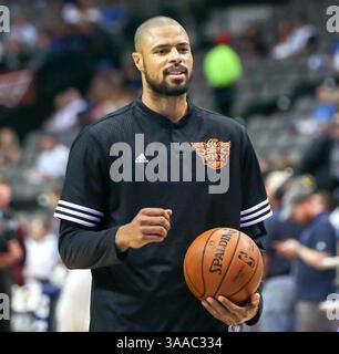 21. Oktober 2015 - Dallas, TX, USA - der ehemalige Dallas Mavericks Star Tyson Chandler, jetzt bei den Phoenix Suns, wärmt sich vor einem Vorsaisonspiel am Mittwoch, 21. Oktober 2015, im American Airlines Center in Dallas auf. Die Sonnen gewannen 99:87. (Bild: © Steve Nurenberg/TNS via ZUMA Wire) Stockfoto