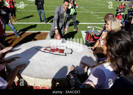 25. Oktober 2105: Tony Gonzalez schlägt die Chiefs vor dem NFL-Spiel zwischen den Pittsburgh Steelers und den Kansas City Chiefs im Arrowhead Stadium in Kansas City, MO. Die Chiefs besiegten die Steelers 23-13 Tim Warner/CSM. (Kreditbild: © Tim Warner/CSM via ZUMA Wire) Stockfoto
