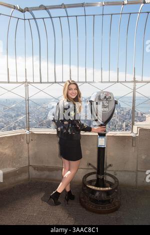 26. Oktober 2015 - New York, NY, USA - MELISSA BENOIST, Star von CBS Supergirl besucht das Empire State Building, Montag, 26. Oktober 2015. (Bild: © Bryan Smith via ZUMA Wire) Stockfoto