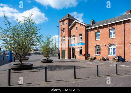 Der Bahnhof des Dorfes Ternat, Flämisch-Brabant, Belgien. März 2025 Stockfoto