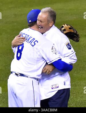 27. Oktober 2015 - Kansas City, MO, USA - Kansas City Royals dritter Baseman Mike Moustakas (8) umarmt Royals-Legende George Brett, nachdem Brett am Dienstag, 27. Oktober 2015, im Kauffman Stadium in Kansas City, Mo. den ersten Platz vor Spiel 1 der World Series gegen die New York Mets geworfen hatte (Kreditbild: © Allison Long/TNS via ZUMA Wire) Stockfoto