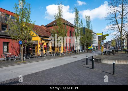 Farbenfrohe Restaurants und Bars am Dorfplatz von Ternat, Flämisch-Brabant, Belgien. März 2025 Stockfoto