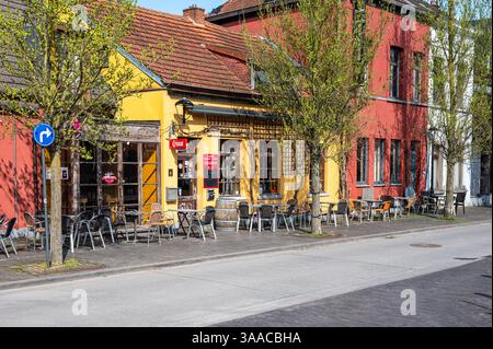 Farbenfrohe Restaurants und Bars am Dorfplatz von Ternat, Flämisch-Brabant, Belgien. März 2025 Stockfoto