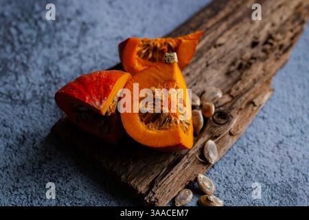 Geschnittene Kürbisscheiben auf einem Holzbrett Stockfoto
