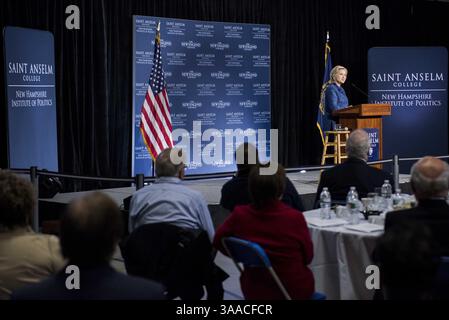 28. Oktober 2015 - Manchester, New Hampshire, USA - Hillary Clinton tritt am Mittwoch, 28. Oktober 2015, am St. Anselm College in Manchester, New Hampshire bei. (Bild: © Ryan McBride via ZUMA Wire) Stockfoto