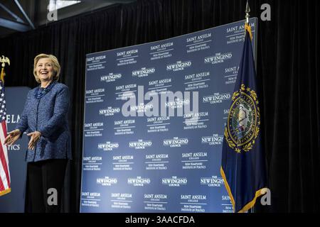 28. Oktober 2015 - Manchester, New Hampshire, USA - Hillary Clinton tritt am Mittwoch, 28. Oktober 2015, am St. Anselm College in Manchester, New Hampshire bei. (Bild: © Ryan McBride via ZUMA Wire) Stockfoto