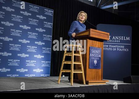 28. Oktober 2015 - Manchester, New Hampshire, USA - Hillary Clinton tritt am Mittwoch, 28. Oktober 2015, am St. Anselm College in Manchester, New Hampshire bei. (Bild: © Ryan McBride via ZUMA Wire) Stockfoto