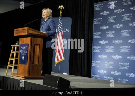 28. Oktober 2015 - Manchester, New Hampshire, USA - Hillary Clinton tritt am Mittwoch, 28. Oktober 2015, am St. Anselm College in Manchester, New Hampshire bei. (Bild: © Ryan McBride via ZUMA Wire) Stockfoto