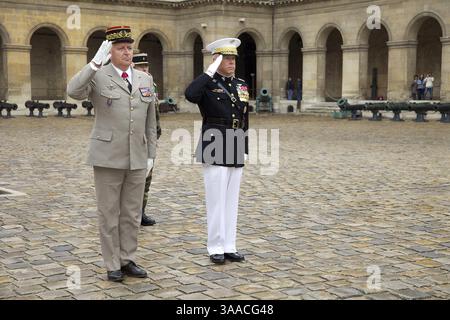 26. Mai 2014 – Paris, FRANKREICH – US Marine Corps General James F. Amos, Kommandeur des Marine Corps, während einer Ehrenzeremonie, die vom Stabschef der französischen Armee, General Bertrand Ract-Madoux, am 26. Mai 2014 in Paris, Frankreich, veranstaltet wurde. (Bild: © Sgt. Mallory S. Vanderschans/Planet Pix via ZUMA Wire) Stockfoto