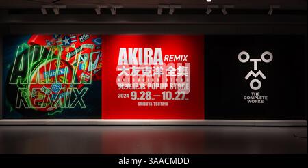 tokio, shibuya - 06. oktober 2024: Markantes japanisches Ausstellungsplakat in Shibuya Tsutaya für Katsuhiro Otomos „Akira Remix“ und „The Complete Works“ hig Stockfoto