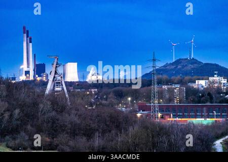 Das UNIPER-Kohlekraftwerk Gelsenkirchen-Scholven, Kraftwerksblöcke und Kühltürme, Wickelturm des ehemaligen Kohlebergwerks Hugo, Schacht 2, s Stockfoto