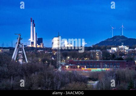 Das UNIPER-Kohlekraftwerk Gelsenkirchen-Scholven, Kraftwerksblöcke und Kühltürme, Wickelturm des ehemaligen Kohlebergwerks Hugo, Schacht 2, s Stockfoto