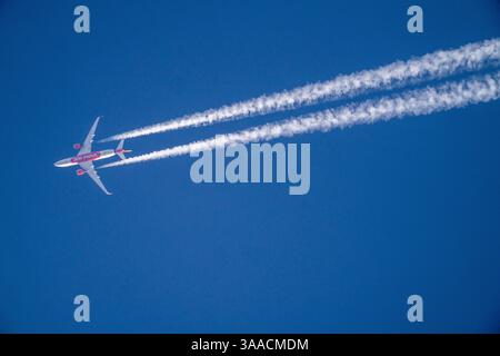 Kondensationspfade vom Air India Airbus A350 auf dem Flug von London Heathrow nach Neu-Delhi auf einer Höhe von 37.000 Metern über Nordrhein-Wes Stockfoto