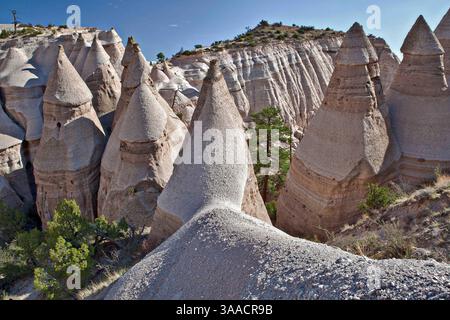 3. September 2011 - Cochiti, NM, Vereinigte Staaten von Amerika - Ein Zelt aus weichem Bimsstein unter härterem Kappengestein am 8. Februar 2010 in der Nähe von Cochiti, New Mexico. . Das Gebiet verdankt seine bemerkenswerte Geologie den Schichten vulkanischer Gesteine und Asche, die durch pyroklastische Strömungen einer vulkanischen Explosion innerhalb des Vulkanfeldes Jemez, die vor 6 bis 7 Millionen Jahren auftrat, abgelegt wurden. Im Laufe der Zeit haben Verwitterung und Erosion dieser Schichten Canyons und Zeltgesteine geschaffen. (Bild: © Robert Wick/Planet Pix via ZUMA Wire) Stockfoto