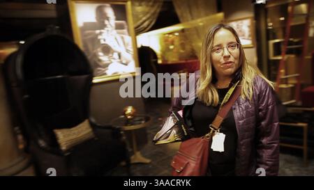 27. Oktober 2015 – Chicago, IL, USA – Caroline Perzan, Bühnenbildnerin der Fox-Fernsehshow Empire, läuft am 28. September 2015 durch das Nachtclub-Set für das Drama, das in den Cinespace Studios in Chicago gedreht wird. Perzan, die kürzlich in ihre Heimatstadt Chicago zurückzog, um an Empire zu arbeiten, hält einen Ordner voller Skizzen und Skripte. Sie war Bühnenbildnerin in Dutzenden von Hollywood-Filmen und Fernsehsendungen. (Bild: © John Owens/TNS via ZUMA Wire) Stockfoto