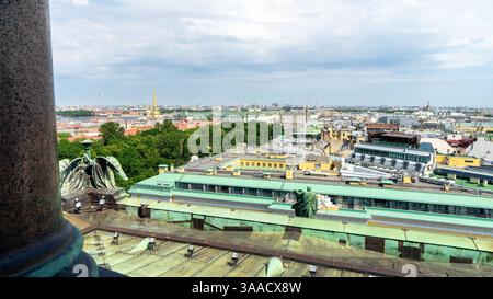 Blick auf die Admiralität, den Palastplatz, den Winterpalast und andere Gebäude von der Aussichtsplattform der Isaakskathedrale, St. Petersburg, Russland. Stockfoto