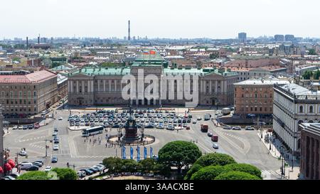 Blick auf das Parlamentsgebäude, den Isaaksplatz und andere Gebäude von der Aussichtsplattform der Isaakskathedrale in St. Petersburg, Russland. Stockfoto