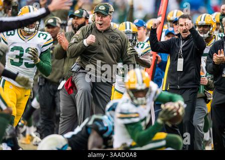 Green Bay Packers Head Coach Mike McCarthy reagiert, nachdem Green Bay Packers Cornerback Damarious Randall (23) am Sonntag, den 8. November 2015 in Charlotte, North Carolina, am 4. Quartal während des NFL-Fußballspiels zwischen den Green Bay Packers und den Carolina Panthers abgefangen hat. Jacob Kupferman/CSM(Bild: © Jacob Kupferman/CSM via ZUMA Wire) Stockfoto