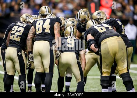 8. November 2015: Der New Orleans Saints Quarterback Drew Brees (9) nennt das Spiel zwischen den New Orleans Saints und den Tennessee Titans im Mercedes-Benz Superdome in New Orleans, LA. Tennessee Titans besiegen die New Orleans Saints 34-28 in Überstunden. Stephen Lew/CSM(Bild: © Stephen Lew/CSM via ZUMA Wire) Stockfoto
