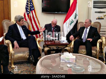 24. März 2013 – Bagdad, Irak – US-Außenminister John Kerry trifft sich am 24. März 2013 in Bagdad, Irak, mit dem Sprecher des irakischen Repräsentantenrates Usama al-Nujayfi in seiner Wohnung. (Kreditbild: © US State Department/Planet Pix via ZUMA Wire) Stockfoto