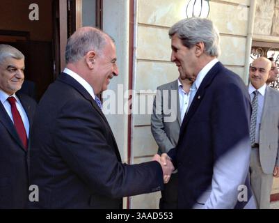 24. März 2013 – Bagdad, Irak – US-Außenminister John Kerry trifft sich am 24. März 2013 in Bagdad, Irak, mit dem Sprecher des irakischen Repräsentantenrates Usama al-Nujayfi in seiner Wohnung. (Kreditbild: © US State Department/Planet Pix via ZUMA Wire) Stockfoto