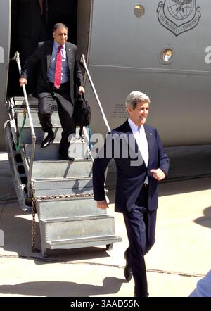24. März 2013 – Bagdad, Irak – US-Außenminister John Kerry lächelt, als er während seines unangekündigten Besuchs am 24. März 2013 in Bagdad, Irak, von einem Militärtransport abtritt. (Kreditbild: © US State Department/Planet Pix via ZUMA Wire) Stockfoto