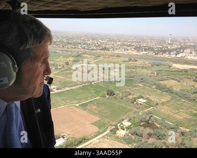 24. März 2013 - Bagdad, Irak - US-Außenminister John Kerry befragt Bagdad während seiner Reise zu Meetings während eines unangekündigten Stopps am 24. März 2013 nach Bagdad, Irak. (Kreditbild: © US State Department/Planet Pix via ZUMA Wire) Stockfoto