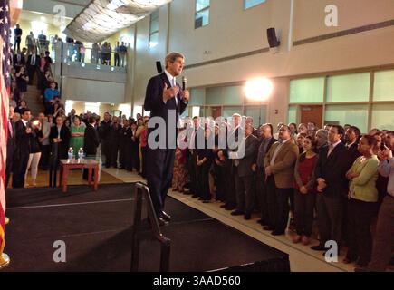 24. März 2013 - Bagdad, Irak - der US-Außenminister John Kerry spricht mit den Mitarbeitern der US-Botschaft am 24. März 2013 in Bagdad, Irak. (Kreditbild: © US State Department/Planet Pix via ZUMA Wire) Stockfoto