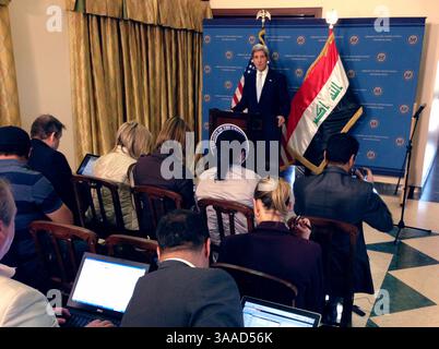 24. März 2013 - Bagdad, Irak - US-Außenminister John Kerry spricht bei einem Besuch der US-Botschaft am 24. März 2013 in Bagdad, Irak. (Kreditbild: © US State Department/Planet Pix via ZUMA Wire) Stockfoto