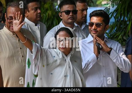 KOLKATA, INDIEN - MÄRZ 31: Der Premierminister von Westbengalen Mamata Banerjee und All India Trinamool Congress (AITC), der nationale Generalsekretär und Abgeordnete Abhishek Banerjee begrüßt die Menschen nach dem Eid al-Fitr Gebet (namaz) auf der Roten Straße am 31. März 2025 in Kalkutta, Indien. Muslime auf der ganzen Welt kommen in den festlichen Eid-Geist, wenn der heilige Monat Ramadan endet. Das Festival ist geprägt von Festmahlzeiten, Beten und humanitären Aktivitäten. Die Feierlichkeiten markierten das Ende des heiligen Monats Ramzan. (Foto: Samir Jana/Hindustan Times/SIPA USA ) Stockfoto
