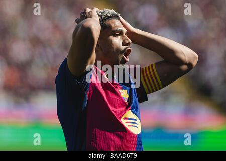 Barcelona, Deutschland. 30. März 2025. Fussball La Liga 29. Spieltag FC Barcelona - FC Girona am 30.03.2025 im Lluis Companys Olympiastadion in Barcelona Ronald Araujo ( Barcelona ) Foto: Revierfoto Credit: ddp Media GmbH/Alamy Live News Stockfoto