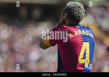 Barcelona, Deutschland. 30. März 2025. Fussball La Liga 29. Spieltag FC Barcelona - FC Girona am 30.03.2025 im Lluis Companys Olympiastadion in Barcelona Ronald Araujo ( Barcelona ) Foto: Revierfoto Credit: ddp Media GmbH/Alamy Live News Stockfoto