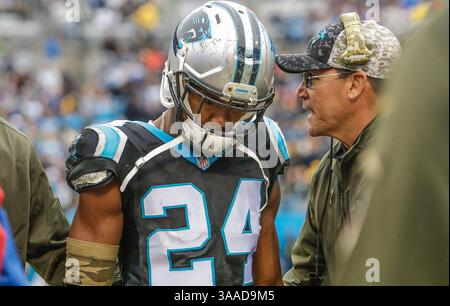 8. November 2015 Charlotte, NC, Carolina Panthers Cheftrainer Ron Rivera spricht mit Carolina Panthers Cornerback Josh Norman #24 nach einer Verletzung gegen die Green Bay Packers am 8. November 2015 bei der Bank of America in Charlotte, North Carolina. Die Panthers besiegten die Packers 37–29...Margaret Bowles/CSM(Credit Image: © Margaret Bowles/CSM Via ZUMA Wire) Stockfoto